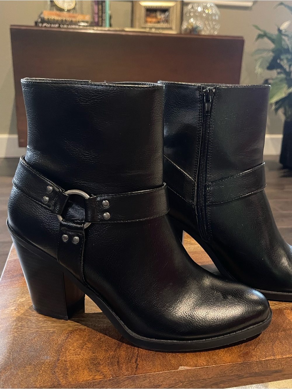 Esprit Black Leather Ring-Detail Ankle Boots